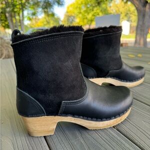 No. 6 Black Winter Boots with Fur Trim fits like a 7/7.5